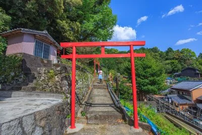 無料壁紙 赤い鳥居の続く階段。PCとデスクトップ壁紙に最適な4K高画質の無料壁紙。三重県尾鷲市の九鬼町で撮影したフリー写真素材