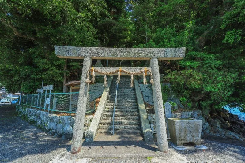 無料壁紙 九鬼神社の入口。PCとデスクトップ壁紙に最適な4K高画質の無料壁紙。三重県尾鷲市の九鬼町で撮影したフリー写真素材