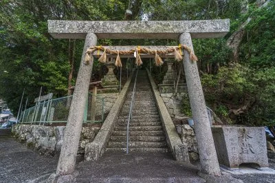 無料壁紙 九木神社の参道入口。PCとデスクトップ壁紙に最適な4K高画質の無料壁紙。三重県尾鷲市の九鬼町で撮影したフリー写真素材