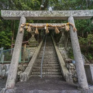 無料壁紙 九木神社の参道入口。PCとデスクトップ壁紙に最適な4K高画質の無料壁紙。三重県尾鷲市の九鬼町で撮影したフリー写真素材