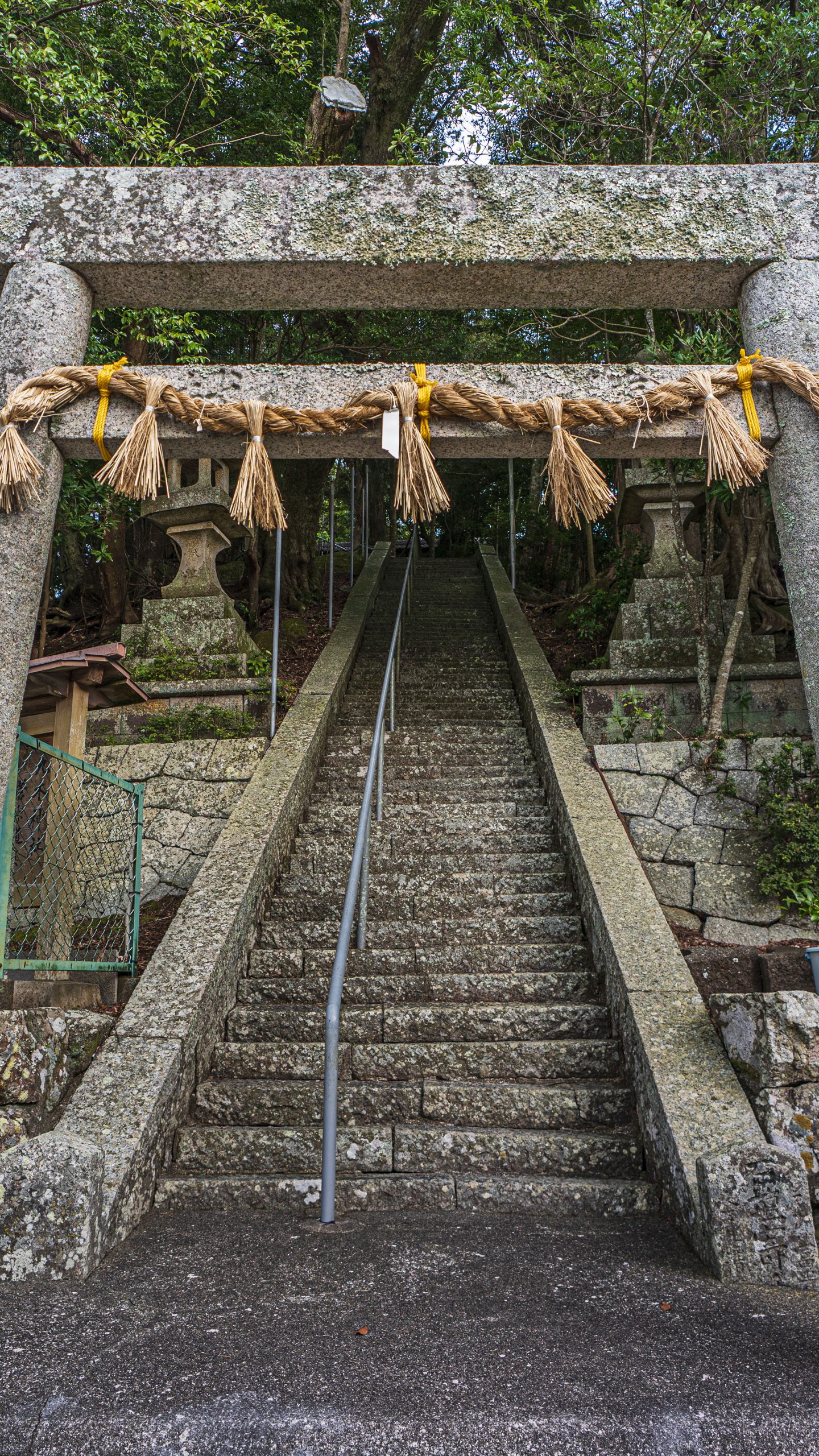 無料壁紙 九木神社の参道入口。PCとデスクトップ壁紙に最適な4K高画質の無料壁紙。三重県尾鷲市の九鬼町で撮影したフリー写真素材