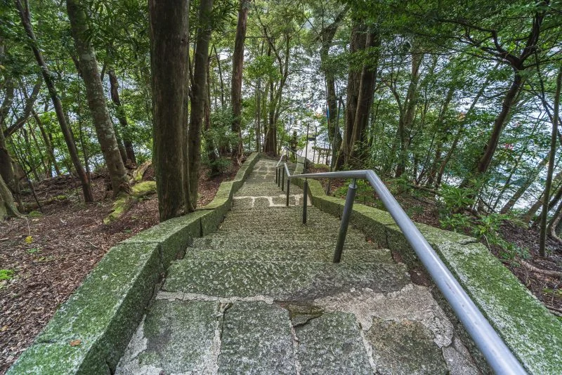 無料壁紙 九木神社の参道階段。PCとデスクトップ壁紙に最適な4K高画質の無料壁紙。三重県尾鷲市の九鬼町で撮影したフリー写真素材