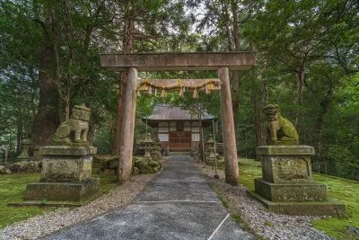 無料壁紙 九木神社の鳥居と狛犬。PCとデスクトップ壁紙に最適な4K高画質の無料壁紙。三重県尾鷲市の九鬼町で撮影したフリー写真素材