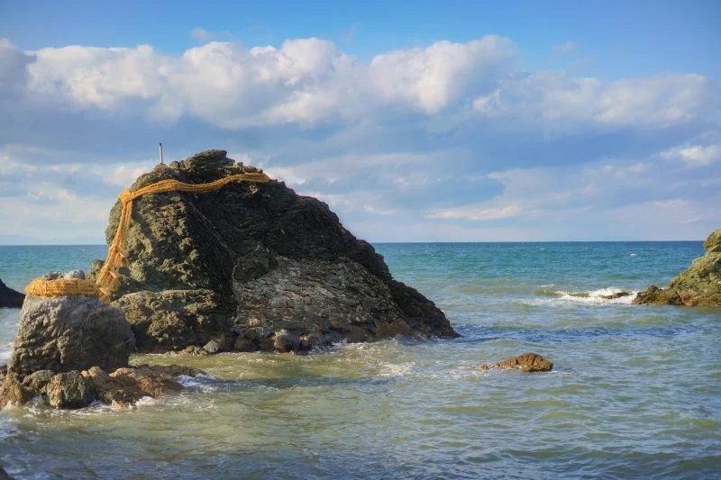 無料壁紙 夫婦岩の横顔。PCとデスクトップ壁紙に最適な4K高画質の無料壁紙。三重県伊勢市の夫婦岩で撮影したフリー写真素材