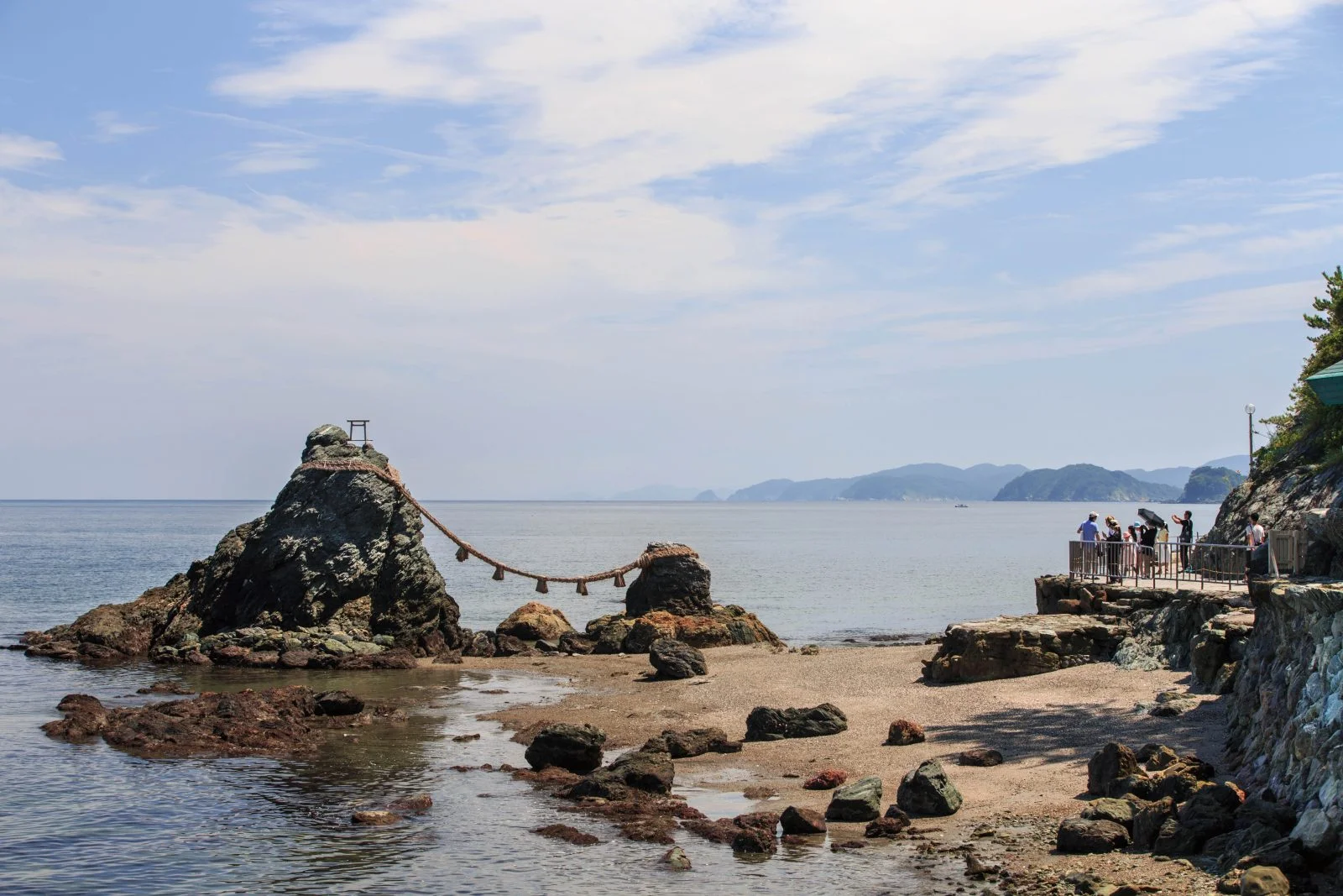 無料壁紙 干潮の夫婦岩。PCとデスクトップ壁紙に最適な4K高画質の無料壁紙。三重県伊勢市の夫婦岩で撮影したフリー写真素材