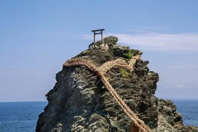 無料壁紙 夫婦岩の小さな鳥居。PCとデスクトップ壁紙に最適な4K高画質の無料壁紙。三重県伊勢市の夫婦岩で撮影したフリー写真素材