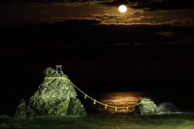 無料壁紙 夫婦岩と満月。PCとデスクトップ壁紙に最適な4K高画質の無料壁紙。三重県伊勢市の夫婦岩で撮影したフリー写真素材