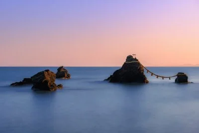 無料壁紙 朝焼けの空と白波の夫婦岩と周辺の岩。PCとデスクトップ壁紙に最適な4K高画質の無料壁紙。三重県伊勢市の夫婦岩で撮影したフリー写真素材