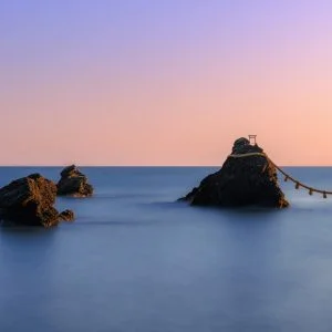 無料壁紙 朝焼けの空と白波の夫婦岩と周辺の岩。PCとデスクトップ壁紙に最適な4K高画質の無料壁紙。三重県伊勢市の夫婦岩で撮影したフリー写真素材