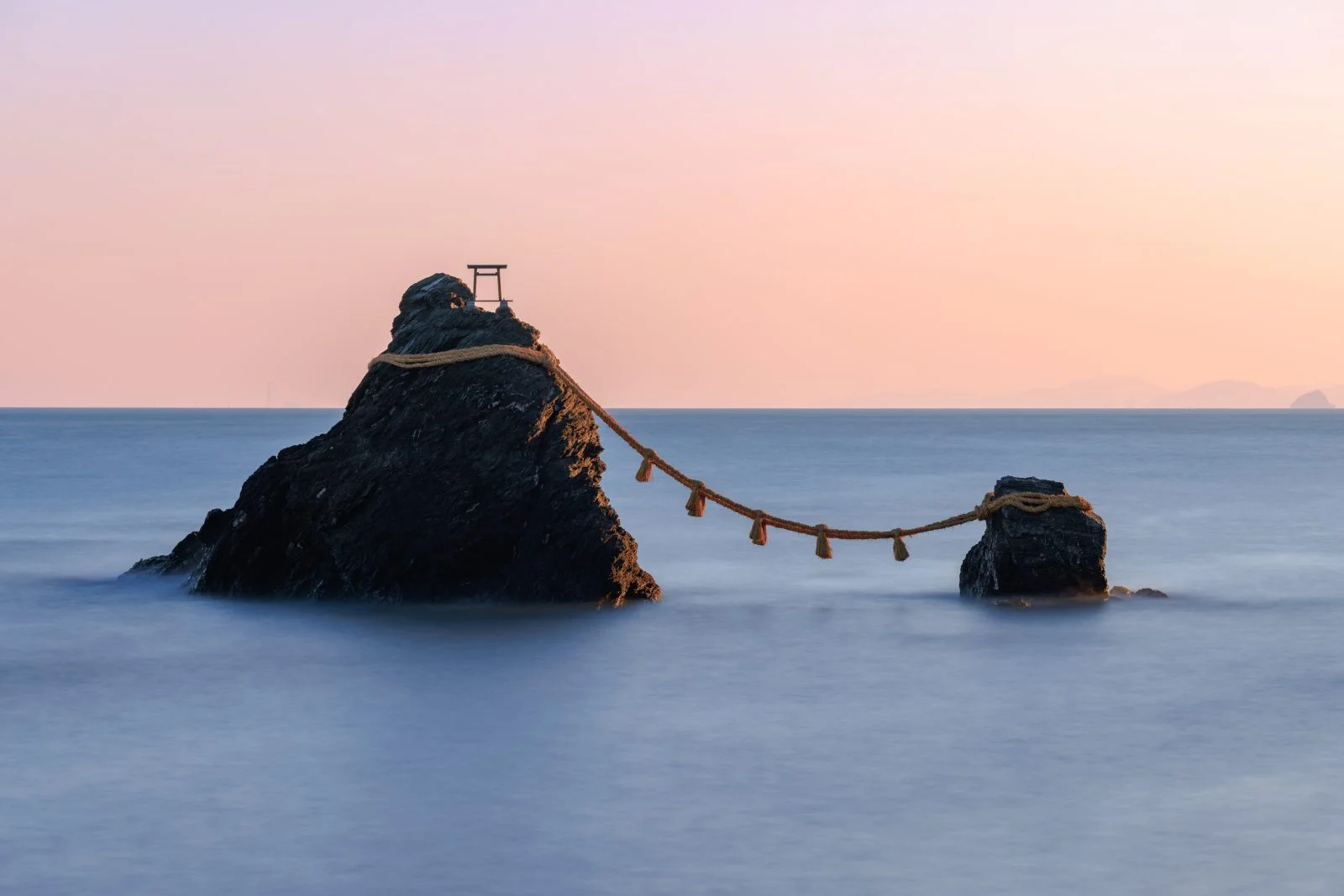 無料壁紙 朝焼けの空と白波の夫婦岩。PCとデスクトップ壁紙に最適な4K高画質の無料壁紙。三重県伊勢市の夫婦岩で撮影したフリー写真素材