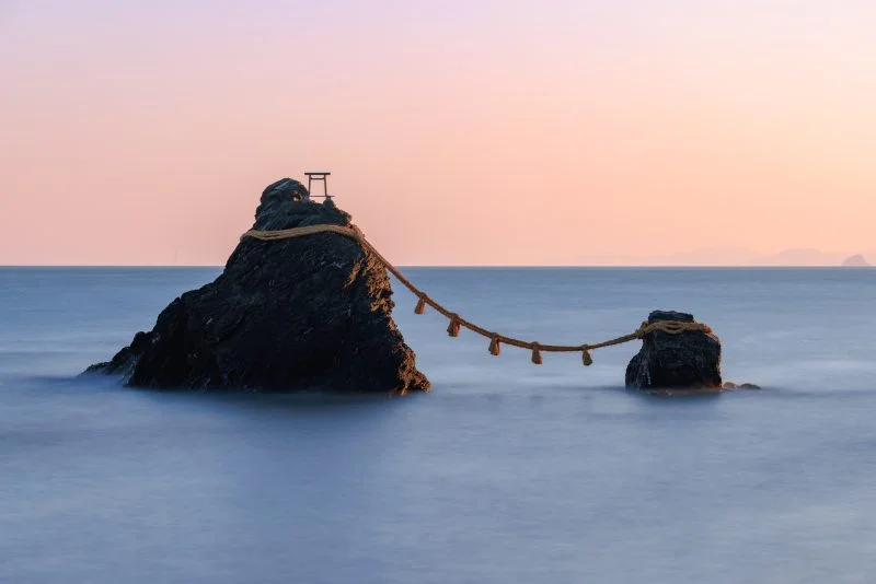 無料壁紙 朝焼けの空と白波の夫婦岩。PCとデスクトップ壁紙に最適な4K高画質の無料壁紙。三重県伊勢市の夫婦岩で撮影したフリー写真素材