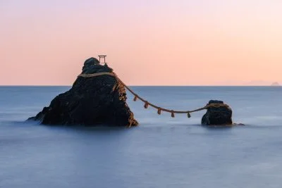 無料壁紙 朝焼けの空と白波の夫婦岩。PCとデスクトップ壁紙に最適な4K高画質の無料壁紙。三重県伊勢市の夫婦岩で撮影したフリー写真素材