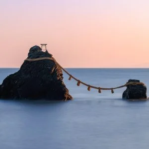 無料壁紙 朝焼けの空と白波の夫婦岩。PCとデスクトップ壁紙に最適な4K高画質の無料壁紙。三重県伊勢市の夫婦岩で撮影したフリー写真素材