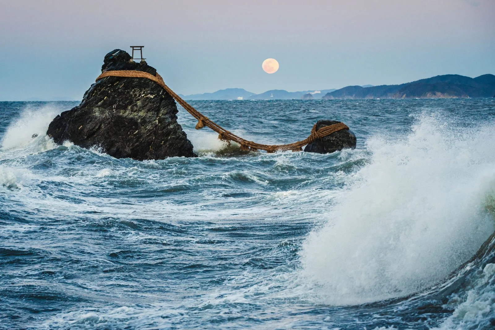 無料壁紙 夫婦岩の満月。PCとデスクトップ壁紙に最適な4K高画質の無料壁紙。三重県伊勢市の夫婦岩で撮影したフリー写真素材