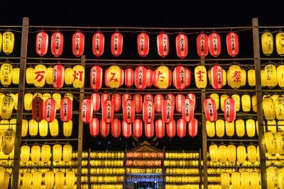 無料壁紙 万灯みたま祭と書かれた提灯。PCとデスクトップ壁紙に最適な4K高画質の無料壁紙。三重県津市の三重県護国神社で撮影したフリー写真素材