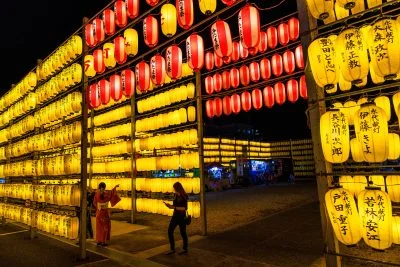 無料壁紙 提灯を浴衣で鑑賞する参拝者。PCとデスクトップ壁紙に最適な4K高画質の無料壁紙。三重県津市の三重県護国神社で撮影したフリー写真素材