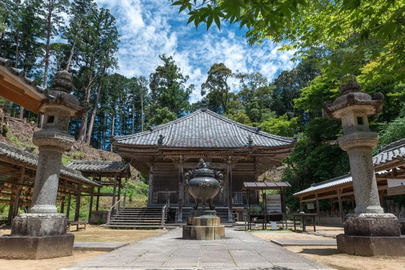 無料壁紙 丹生大師の階段を登った先の境内。PCとデスクトップ壁紙に最適な4K高画質の無料壁紙。三重県多気町の丹生大師（丹生山神宮寺）で撮影したフリー写真素材