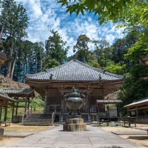 無料壁紙 丹生大師の階段を登った先の境内。PCとデスクトップ壁紙に最適な4K高画質の無料壁紙。三重県多気町の丹生大師（丹生山神宮寺）で撮影したフリー写真素材