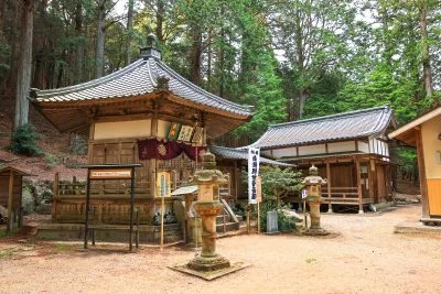 無料壁紙 境内の様子。PCとデスクトップ壁紙に最適な4K高画質の無料壁紙。三重県菰野町の尾高観音で撮影したフリー写真素材