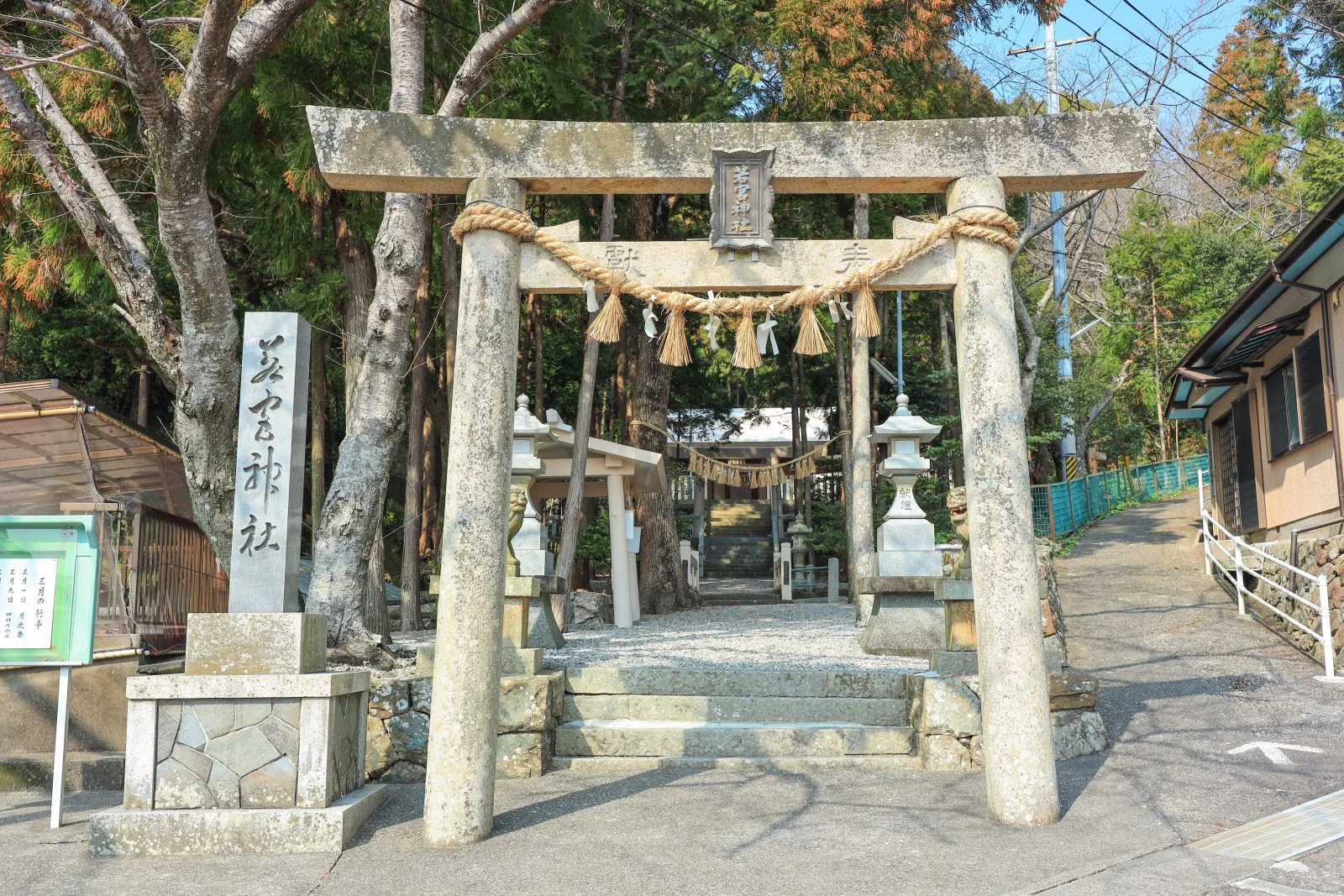 無料壁紙 若宮神社の鳥居。PCとデスクトップ壁紙に最適な4K高画質の無料壁紙。三重県鳥羽市の坂手島で撮影したフリー写真素材