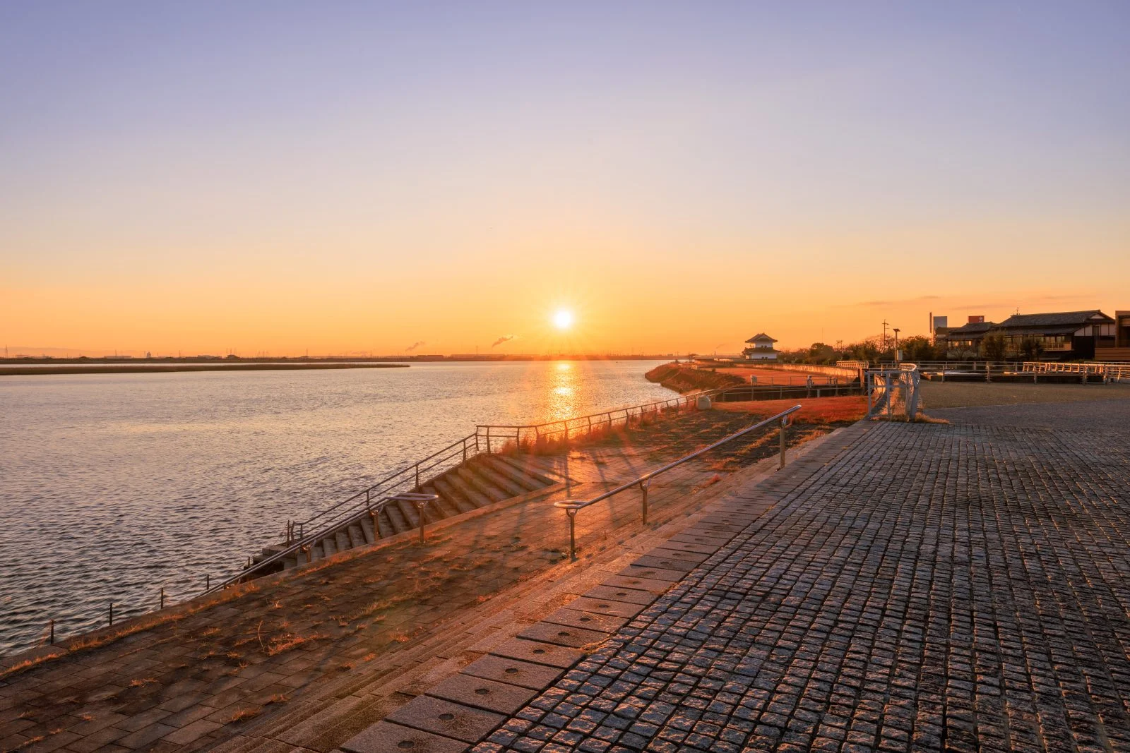 無料壁紙 境内近くから眺める日の出。PCとデスクトップ壁紙に最適な4K高画質の無料壁紙。三重県桑名市の住吉神社で撮影したフリー写真素材