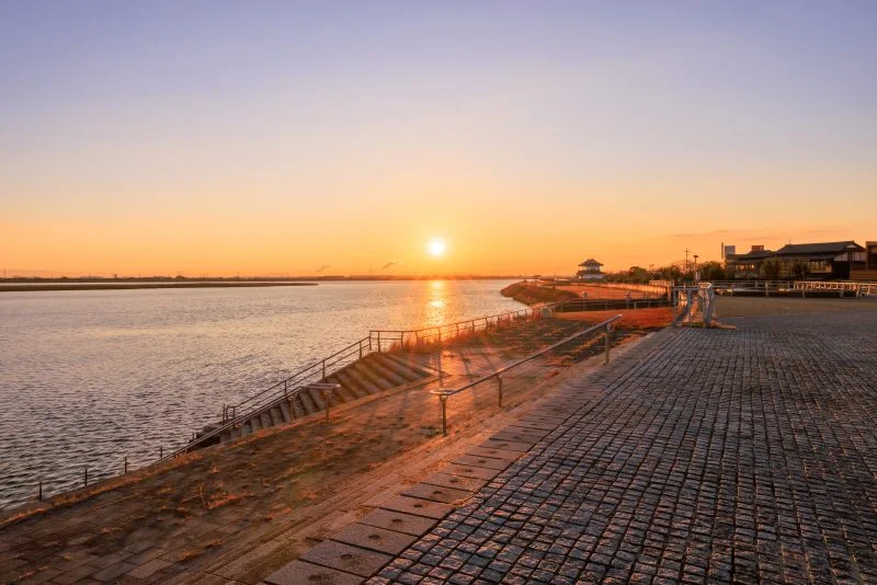 無料壁紙 境内近くから眺める日の出。PCとデスクトップ壁紙に最適な4K高画質の無料壁紙。三重県桑名市の住吉神社で撮影したフリー写真素材