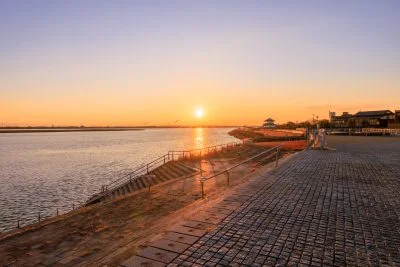 無料壁紙 境内近くから眺める日の出。PCとデスクトップ壁紙に最適な4K高画質の無料壁紙。三重県桑名市の住吉神社で撮影したフリー写真素材