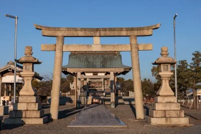 無料壁紙 鳥居と社殿。PCとデスクトップ壁紙に最適な4K高画質の無料壁紙。三重県桑名市の住吉神社で撮影したフリー写真素材