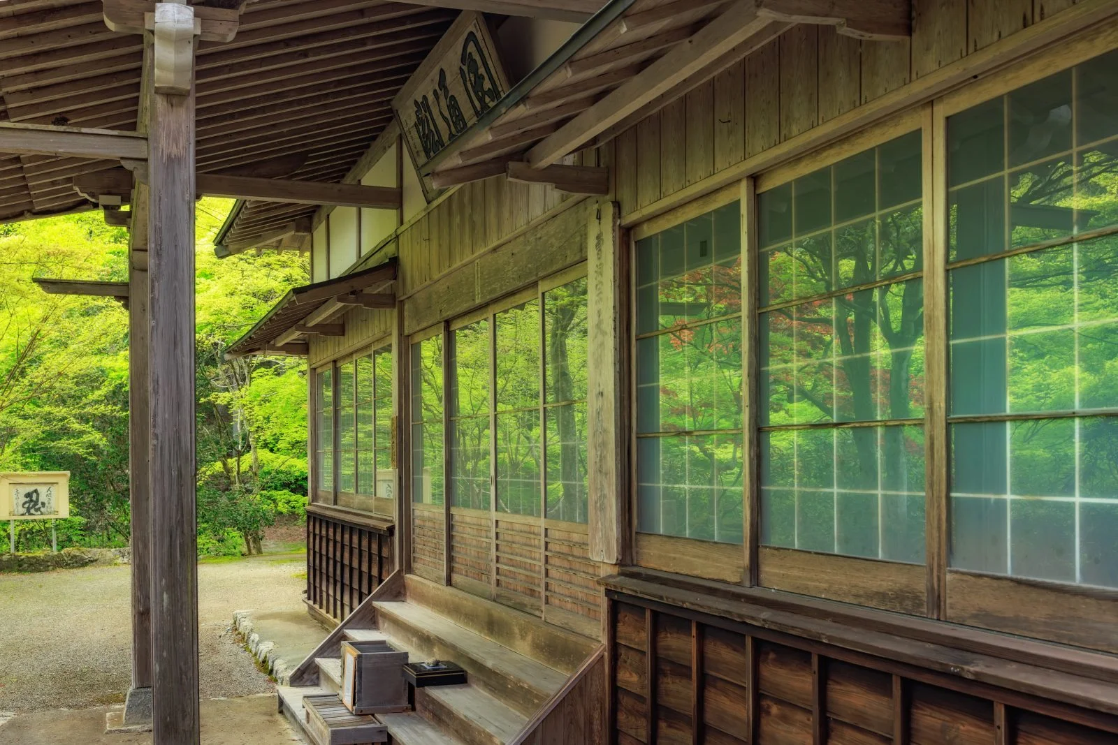 無料壁紙 社殿の窓に映る新緑。PCとデスクトップ壁紙に最適な4K高画質の無料壁紙。三重県松阪市の天開山泰運寺で撮影したフリー写真素材