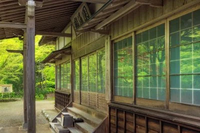 無料壁紙 社殿の窓に映る新緑。PCとデスクトップ壁紙に最適な4K高画質の無料壁紙。三重県松阪市の天開山泰運寺で撮影したフリー写真素材