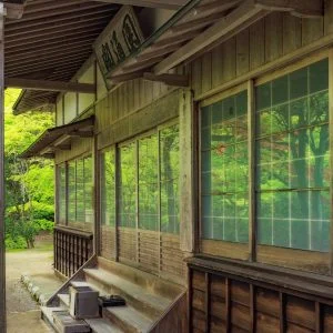 無料壁紙 社殿の窓に映る新緑。PCとデスクトップ壁紙に最適な4K高画質の無料壁紙。三重県松阪市の天開山泰運寺で撮影したフリー写真素材