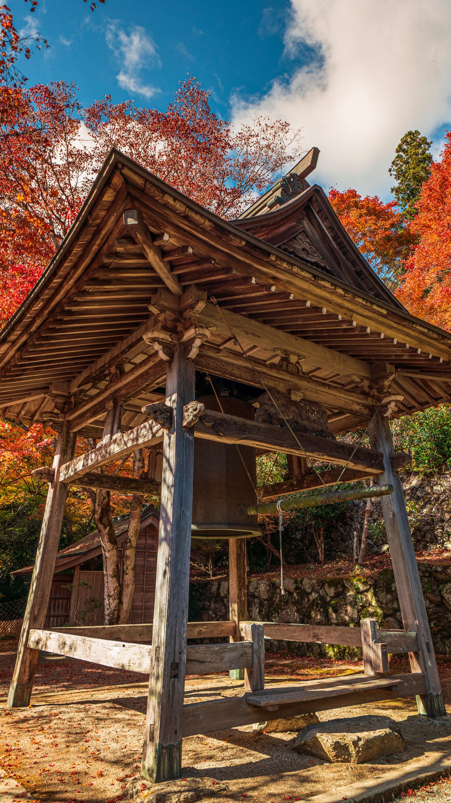 秋空と紅葉の八角銅鐘(三重県松阪市・天開山泰運寺)