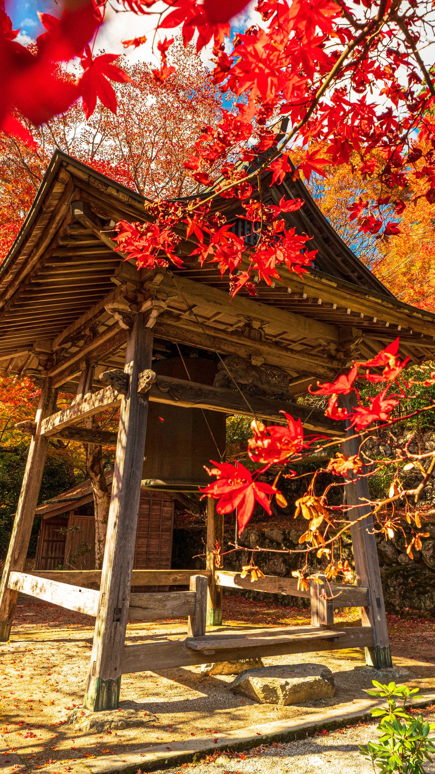 無料壁紙 紅葉に包まれた八角銅鐘。PCとデスクトップ壁紙に最適な4K高画質の無料壁紙。三重県松阪市の天開山泰運寺で撮影したフリー写真素材