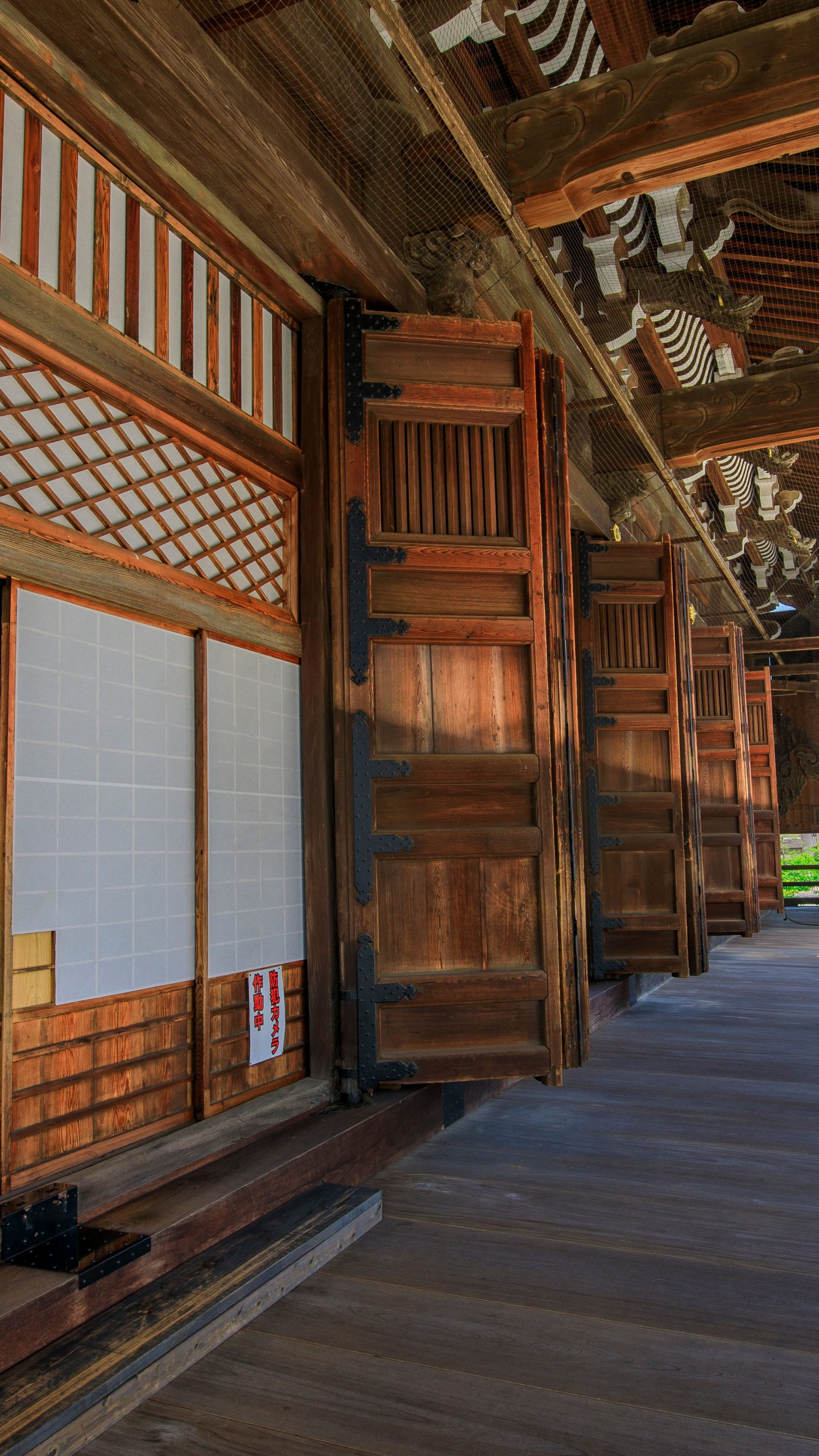 御影堂の出入口(三重県津市・高田本山専修寺)