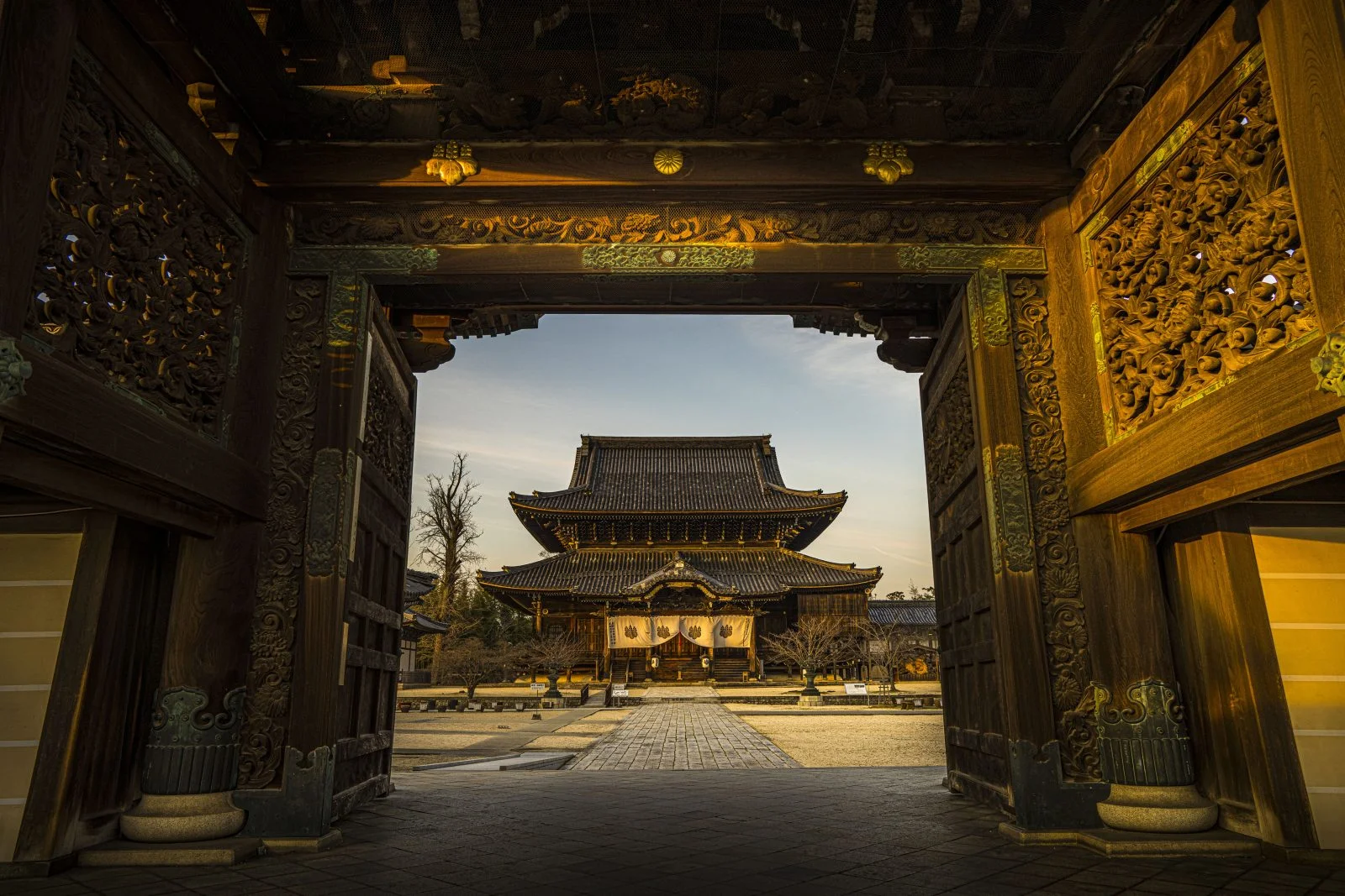 無料壁紙 閉門前の山門。PCとデスクトップ壁紙に最適な4K高画質の無料壁紙。三重県津市の高田本山専修寺で撮影したフリー写真素材