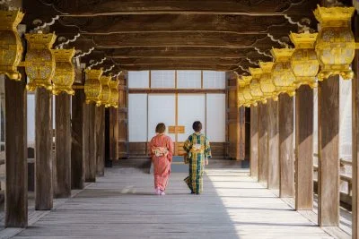 無料壁紙 通天橋を歩く人。PCとデスクトップ壁紙に最適な4K高画質の無料壁紙。三重県津市の高田本山専修寺で撮影したフリー写真素材