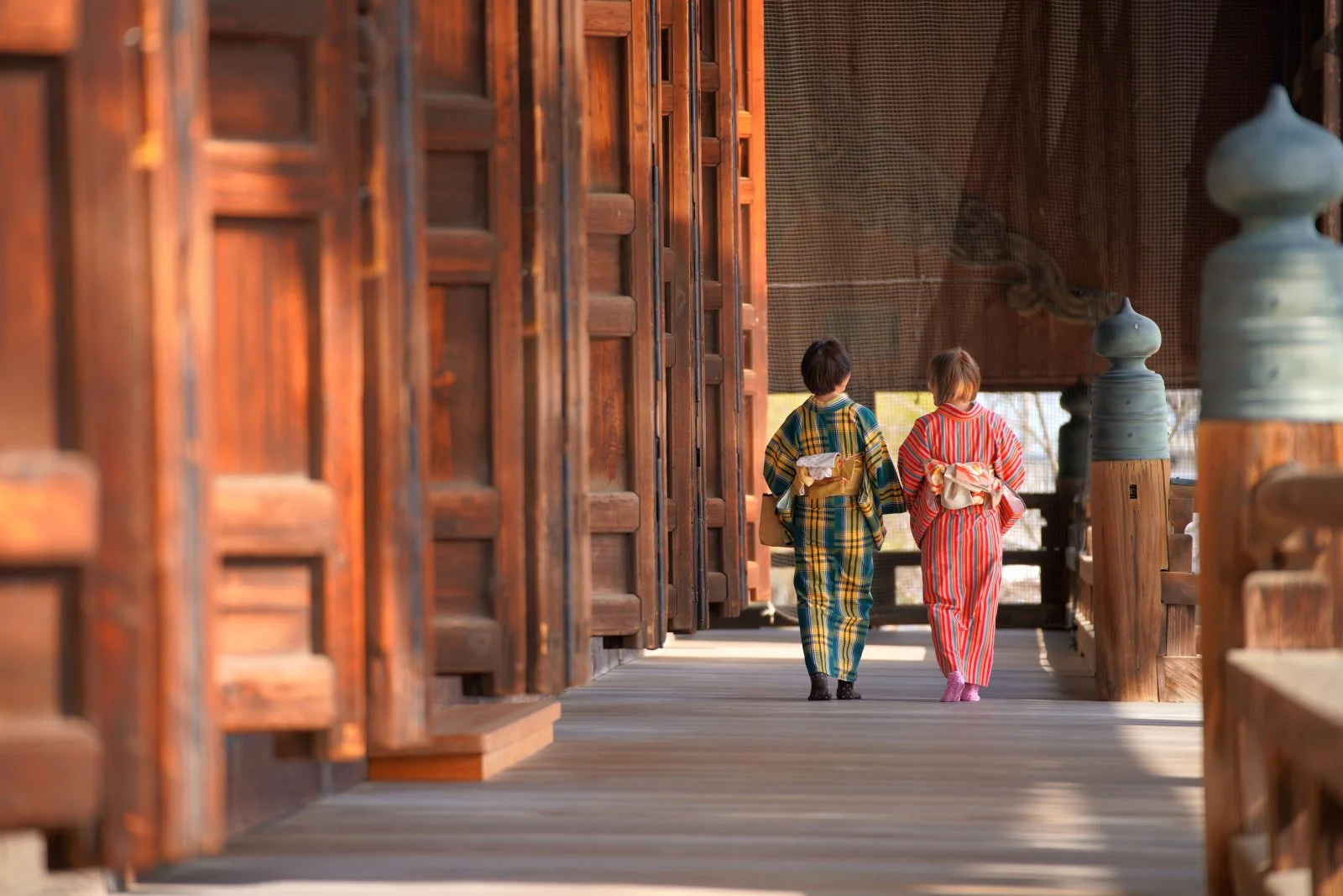 無料壁紙 如来堂の出入口を歩く。PCとデスクトップ壁紙に最適な4K高画質の無料壁紙。三重県津市の高田本山専修寺で撮影したフリー写真素材