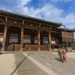 無料壁紙 御影堂までの参道を歩く。PCとデスクトップ壁紙に最適な4K高画質の無料壁紙。三重県津市の高田本山専修寺で撮影したフリー写真素材