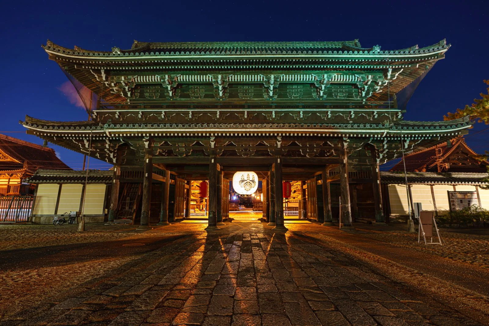 無料壁紙 お七夜の山門。PCとデスクトップ壁紙に最適な4K高画質の無料壁紙。三重県津市の高田本山専修寺で撮影したフリー写真素材