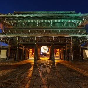 無料壁紙 お七夜の山門。PCとデスクトップ壁紙に最適な4K高画質の無料壁紙。三重県津市の高田本山専修寺で撮影したフリー写真素材