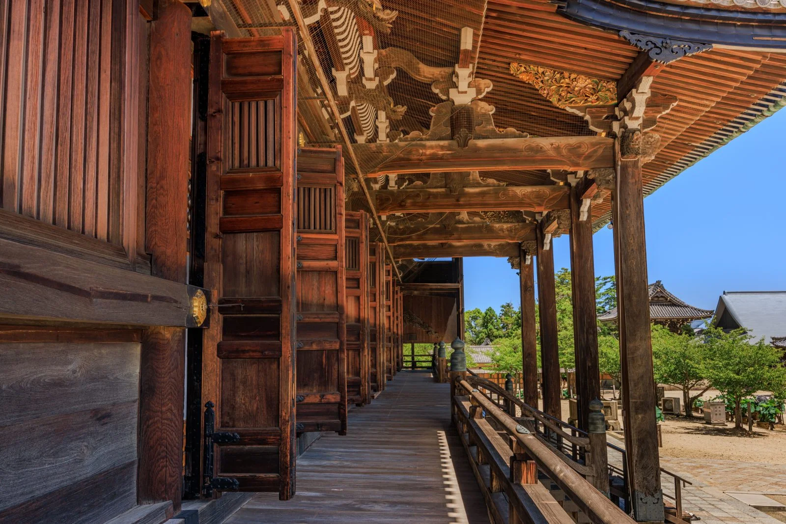 無料壁紙 初夏の青空と御影堂の通路。PCとデスクトップ壁紙に最適な4K高画質の無料壁紙。三重県津市の高田本山専修寺で撮影したフリー写真素材