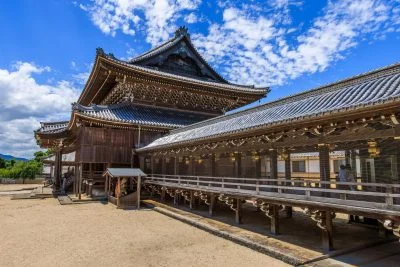 無料壁紙 初夏の青空と如来堂と通天橋。PCとデスクトップ壁紙に最適な4K高画質の無料壁紙。三重県津市の高田本山専修寺で撮影したフリー写真素材