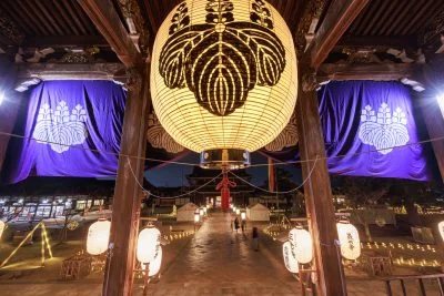 無料壁紙 御影堂から眺めるお七夜の光景。PCとデスクトップ壁紙に最適な4K高画質の無料壁紙。三重県津市の高田本山専修寺で撮影したフリー写真素材