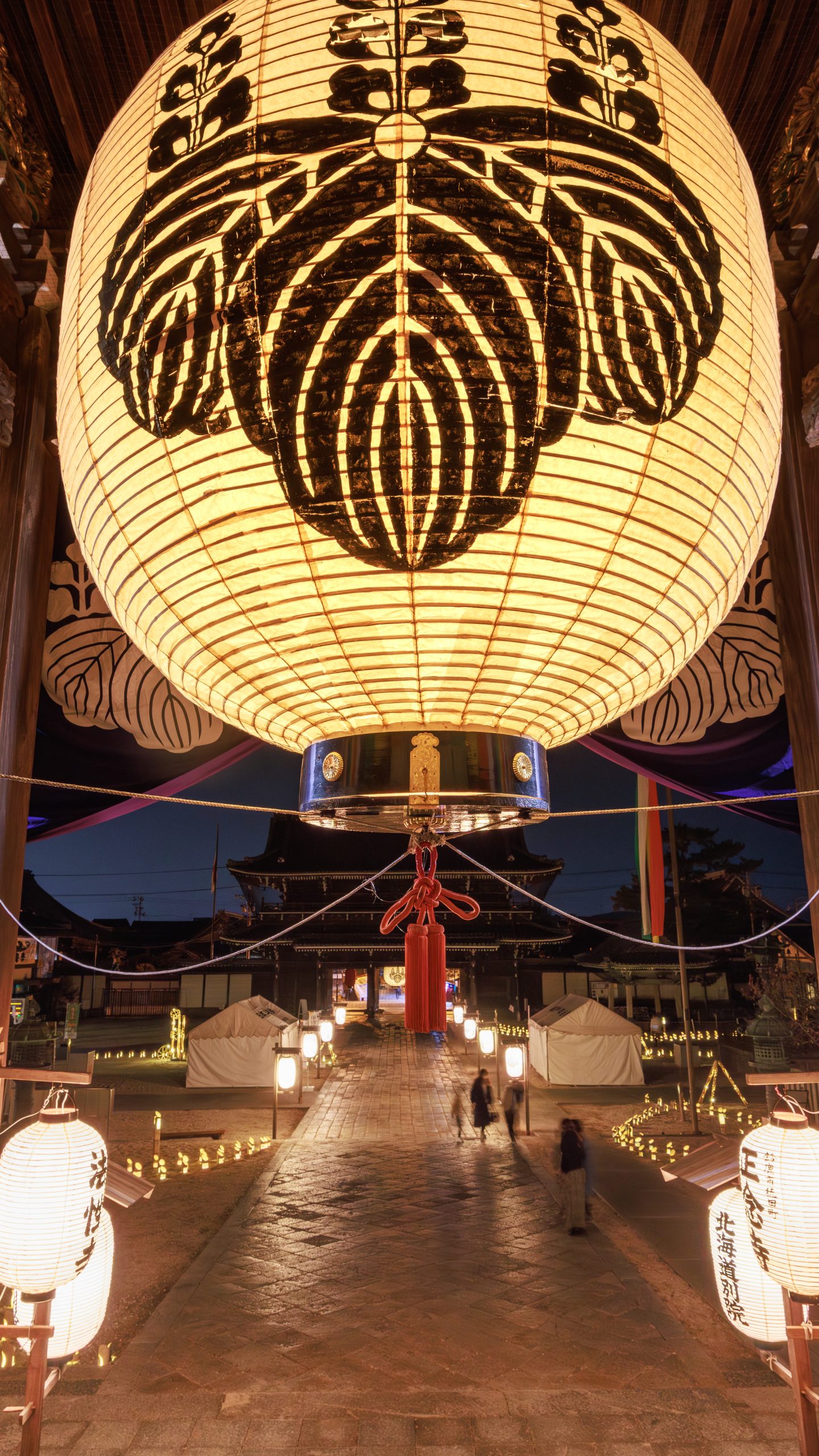 御影堂から眺めるお七夜の光景(三重県津市・高田本山専修寺)