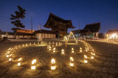 無料壁紙 山門と竹あかり。PCとデスクトップ壁紙に最適な4K高画質の無料壁紙。三重県津市の高田本山専修寺で撮影したフリー写真素材