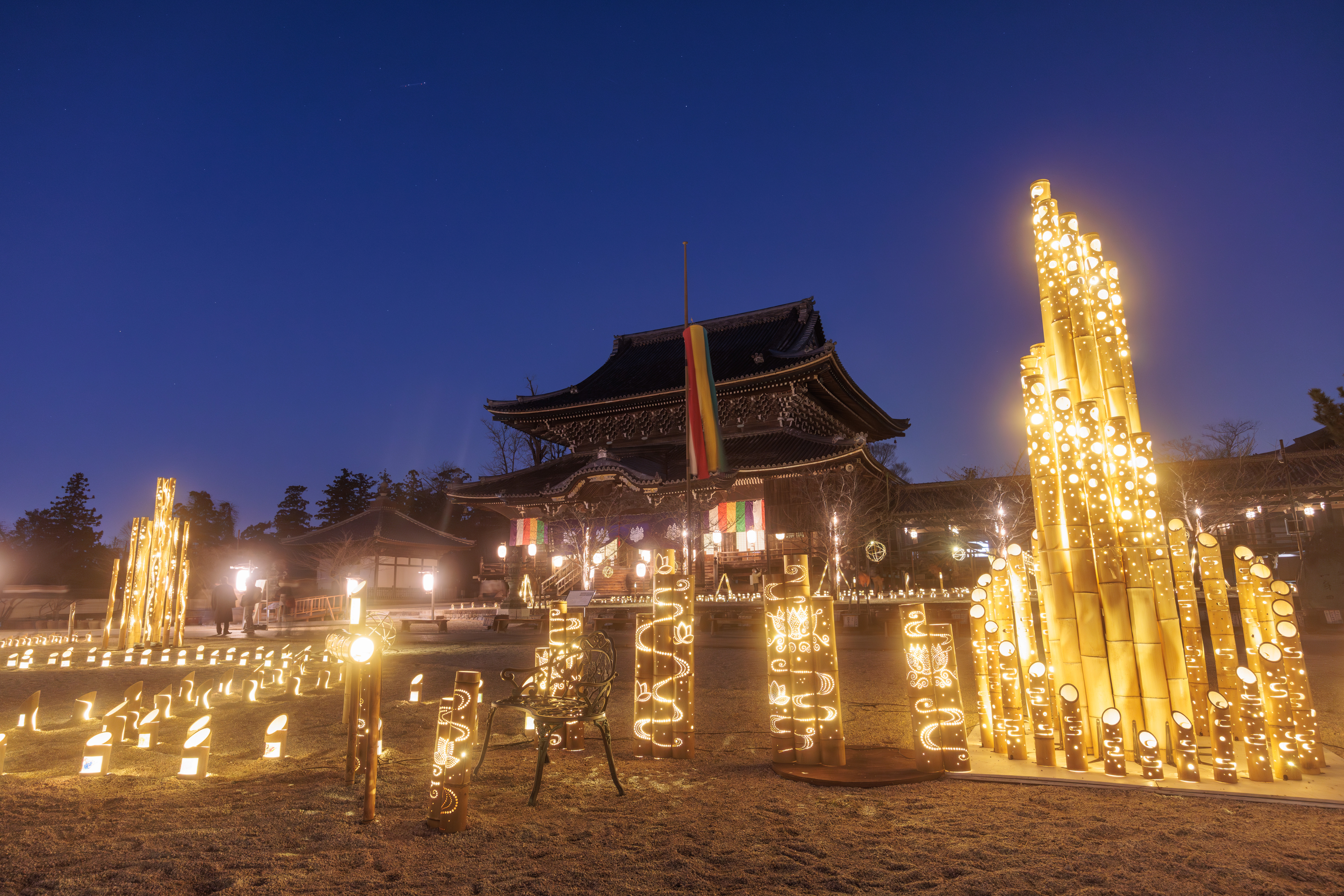 無料壁紙 如来堂と竹あかりと夜空。PCとデスクトップ壁紙に最適な4K高画質の無料壁紙。三重県津市の高田本山専修寺で撮影したフリー写真素材