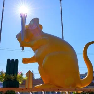 無料壁紙 聖火トーチに点火。PCとデスクトップ壁紙に最適な4K高画質の無料壁紙。三重県津市の辰水神社のジャンボ干支で撮影したフリー写真素材