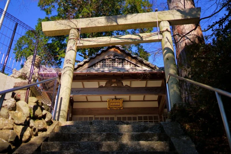 無料壁紙 辰水神社の社殿。PCとデスクトップ壁紙に最適な4K高画質の無料壁紙。三重県津市の辰水神社のジャンボ干支で撮影したフリー写真素材