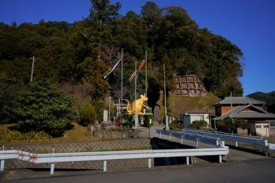 無料壁紙 辰水神社の全貌。PCとデスクトップ壁紙に最適な4K高画質の無料壁紙。三重県津市の辰水神社のジャンボ干支で撮影したフリー写真素材