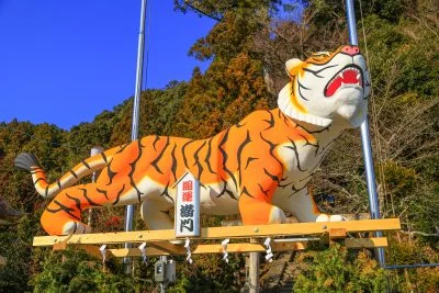 無料壁紙 寅年のジャンボ干支（開運潜門）。PCとデスクトップ壁紙に最適な4K高画質の無料壁紙。三重県津市の辰水神社のジャンボ干支で撮影したフリー写真素材